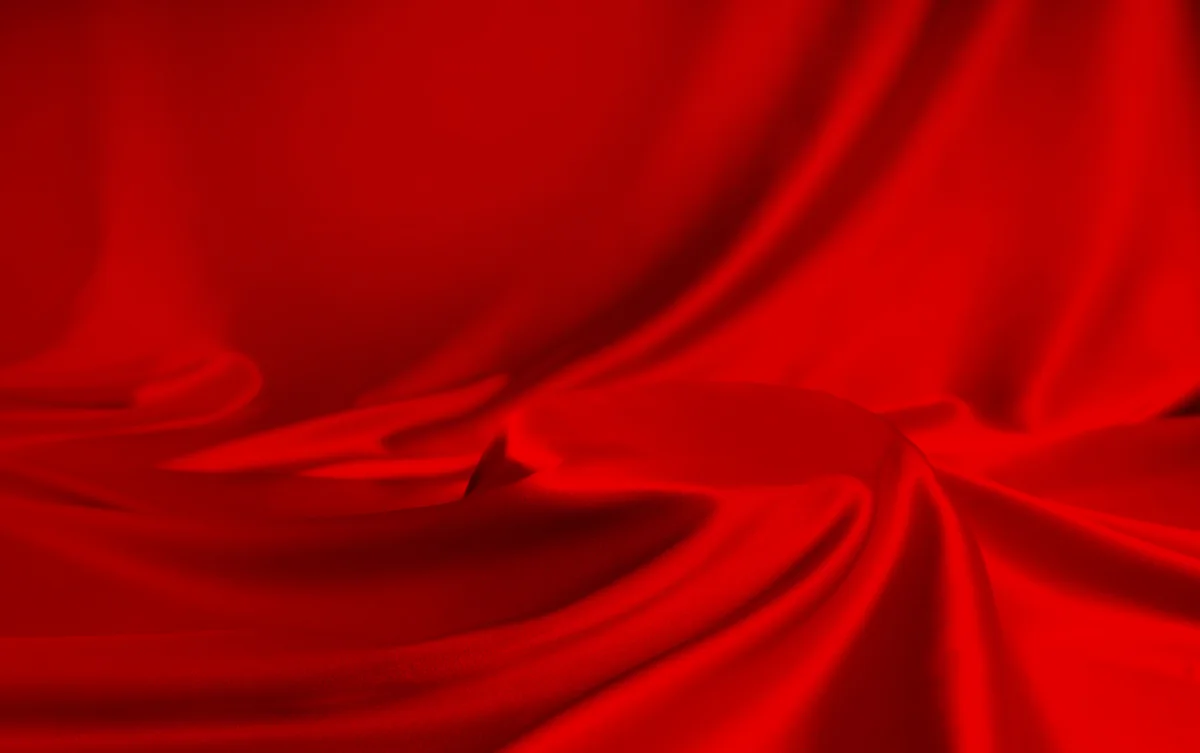 Drapé de satin rouge aux plis souples