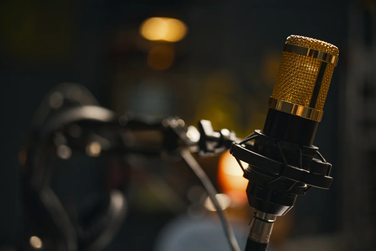 Micro de studio doré en gros plan dans la pénombre