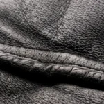 Gros plan sur un cuir noir grainé avec une couture